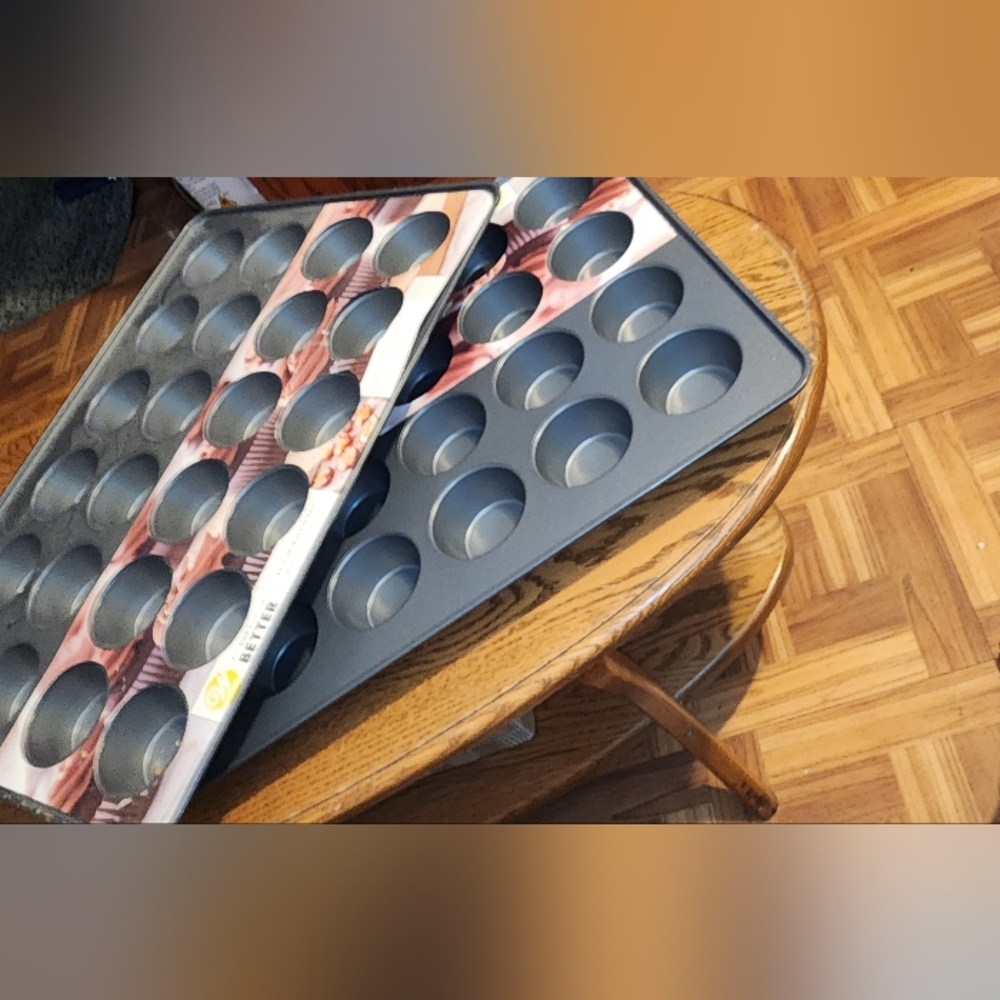 WILTON NWT BAKE IT BETTER  24 CUPCAKE MUFFIN PAN. 1 pan - Picture 4 of 7